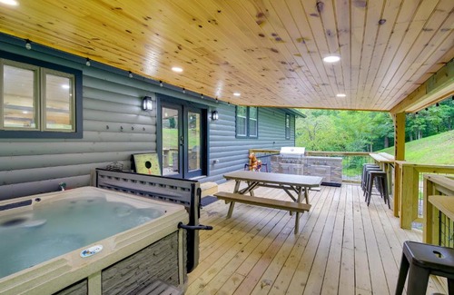 Gatlinburg - Pigeon Forge House | Spacious Sevierville Cabin with Hot Tub and Game Room!