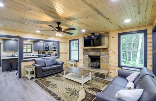 Gatlinburg - Pigeon Forge House | Spacious Sevierville Cabin with Hot Tub and Game Room!