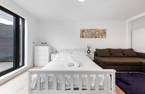 Tooting Apartment | Spacious Sleep 14 - 1 min from Tooting Station MR3