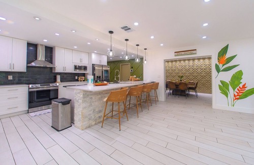 Whitfield House | Spacious Sleeps 14-Near SRQ, AMI, Beaches-Game Room-Jacuzzi-Outdoor Fun-Bunk Bed