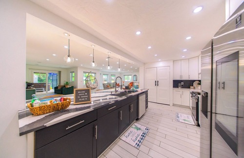 Whitfield House | Spacious Sleeps 14-Near SRQ, AMI, Beaches-Game Room-Jacuzzi-Outdoor Fun-Bunk Bed