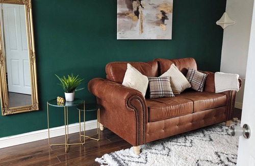 Solihull House | Spacious Solihull House 4 Bedrooms, Parking, Huge Garden -Near NEC & Airport