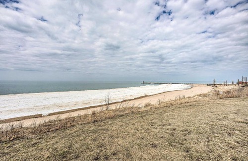 South Haven House | Spacious South Haven Retreat - Walk to Lake Beach!