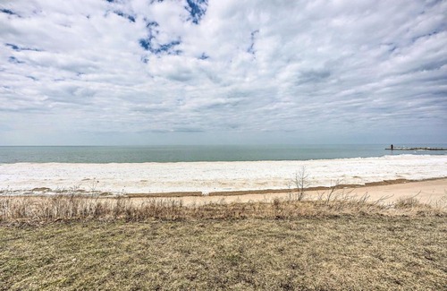 South Haven House | Spacious South Haven Retreat - Walk to Lake Beach!
