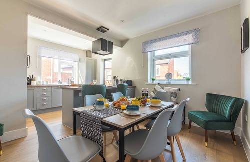Portswood House | Spacious Southampton House. Sanctuary in the City
