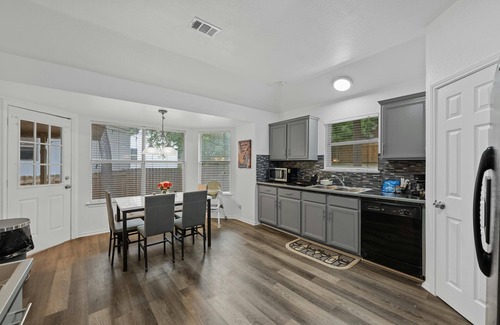 Parker Lane House | Spacious Southern Hideaway in city. Minutes from downtown & airport. Sleeps 11