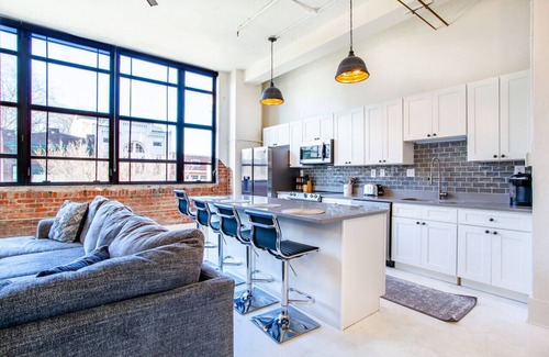 Old City Apartment | Spacious Sterchi Loft Getaway- Downtown Getaway