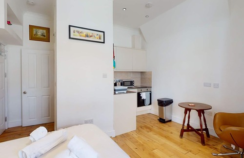 Friern Barnet Apartment | Spacious Studio 5 min Walk to Metro Station