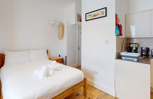 Friern Barnet Apartment | Spacious Studio 5 min Walk to Metro Station