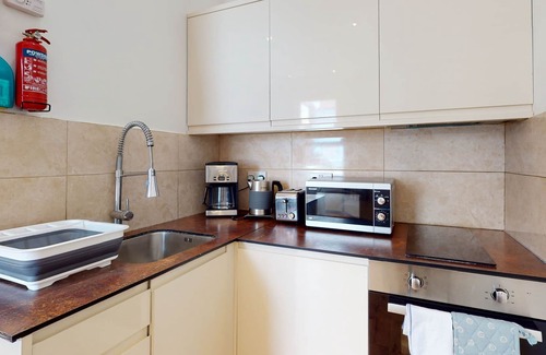 Friern Barnet Apartment | Spacious Studio 5 min Walk to Metro Station