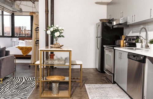 Downtown Apartment | Spacious Studio apartment in charming Los Angeles w/AC, fitness room, WiFi