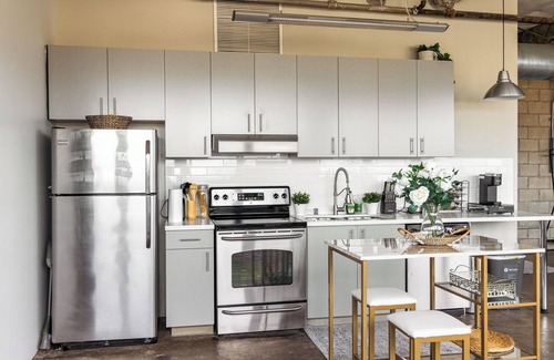 Downtown Apartment | Spacious Studio apartment in charming Los Angeles w/AC, fitness room, WiFi