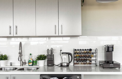Downtown Apartment | Spacious Studio apartment in charming Los Angeles w/AC, fitness room, WiFi