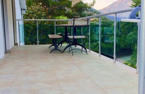 Morinj Apartment | Spacious Studio Apartment close to the beach