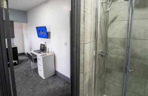 Selly Oak Apartment | Spacious Studio for 2 right by QE in large GuestHouse!