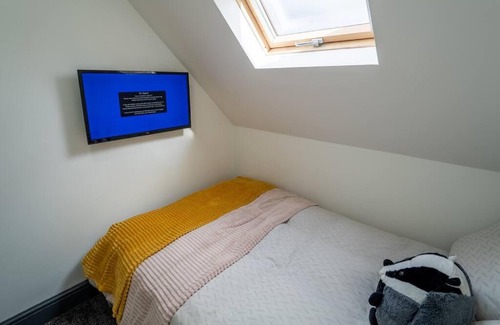 Selly Oak Apartment | Spacious Studio for 2 right by QE in large GuestHouse!