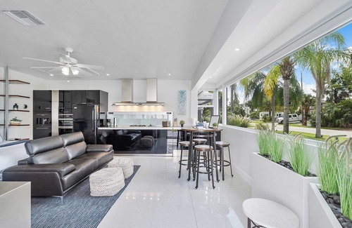 Coral Heights House | Spacious Studio in the Heart of FTL! Hot Tub