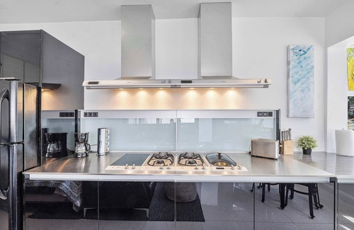 Coral Heights House | Spacious Studio in the Heart of FTL! Hot Tub