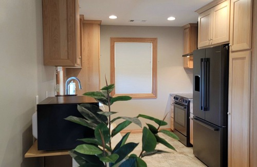 Medford House | Spacious studio near Jacksonville, WiFi, kitchen, balcony & spectacular views