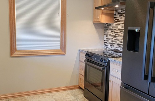 Medford House | Spacious studio near Jacksonville, WiFi, kitchen, balcony & spectacular views