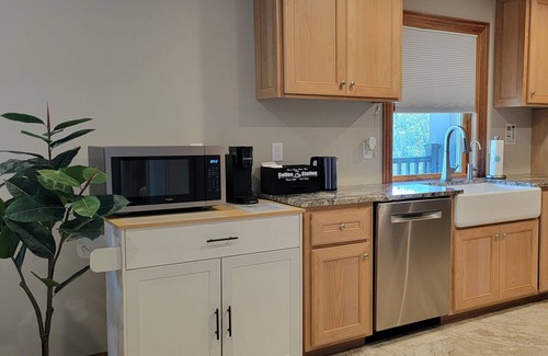 Medford House | Spacious studio near Jacksonville, WiFi, kitchen, balcony & spectacular views