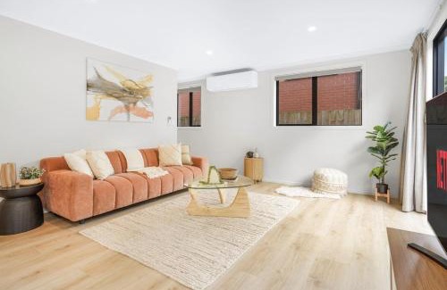 Hamilton House | Spacious Stunner! Central, King Bed -By KOSH BNB