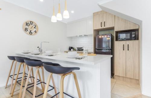 Hamilton House | Spacious Stunner! Central, King Bed -By KOSH BNB