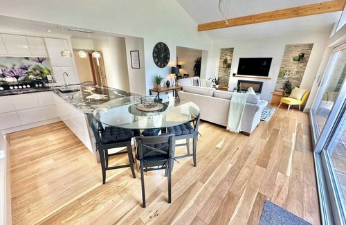 Ringwood House | Spacious Stylish Forest Escape | Kids Outdoor Play