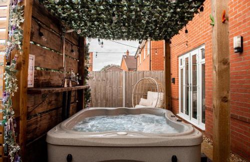 Southampton Apartment | Spacious & Stylish 4-Bed House with Hot Tub in Prime Location