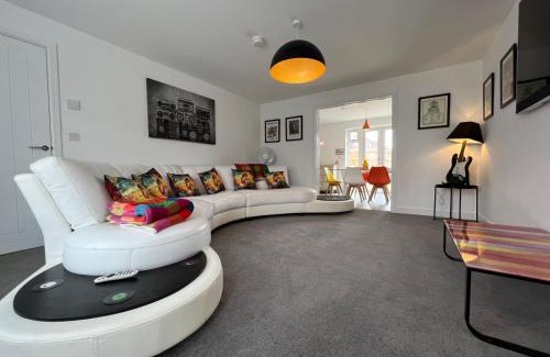 Southampton Apartment | Spacious & Stylish 4-Bed House with Hot Tub in Prime Location