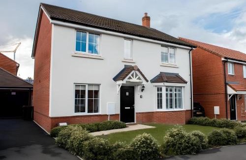 Southampton Apartment | Spacious & Stylish 4-Bed House with Hot Tub in Prime Location
