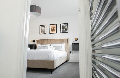 Southampton Apartment | Spacious & Stylish 4-Bed House with Hot Tub in Prime Location