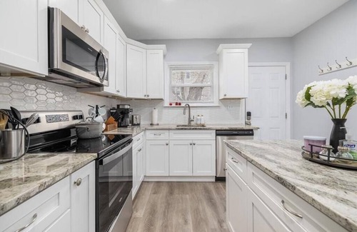 Smith Hill House | Spacious & Stylish 5-bedroom house in charming Providence, a block from PC