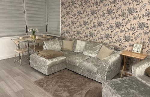 Waddon Apartment | Spacious stylish apartment Croydon