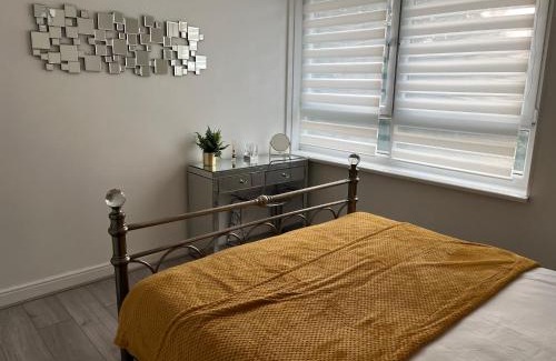 Waddon Apartment | Spacious stylish apartment Croydon