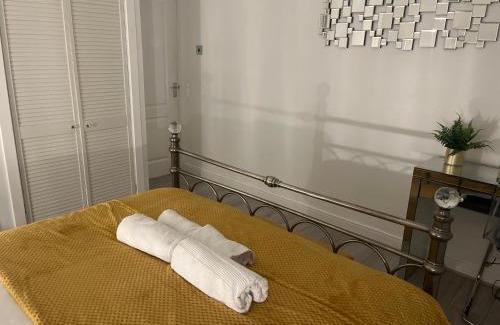 Waddon Apartment | Spacious stylish apartment Croydon