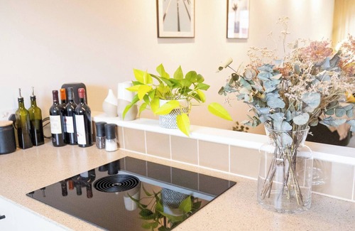 Tottenham Green Apartment | Spacious, Stylish Flat Near Stadium, 15 min from Soho