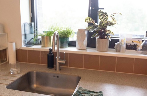 Tottenham Green Apartment | Spacious, Stylish Flat Near Stadium, 15 min from Soho