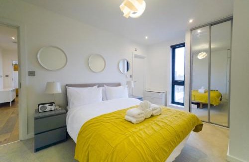 Bow Apartment | Spacious Stylish Flat with Balcony Pass The Keys