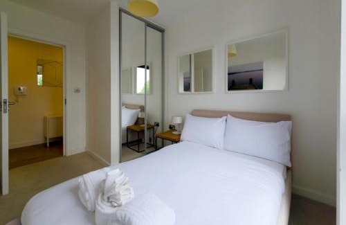 Bow Apartment | Spacious Stylish Flat with Balcony Pass The Keys