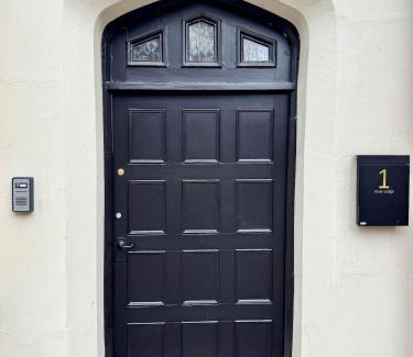 Ross-on-Wye Apartment | Spacious & stylish riverside apartment in Ross on Wye
