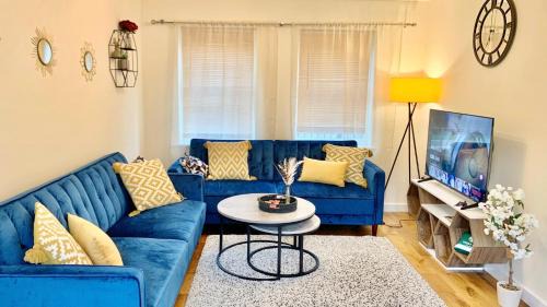 Reading House | Spacious & Stylish Stay - Perfect for Families & Contractors ! 3 Bedroom House in Reading upto 3 Free Parking !