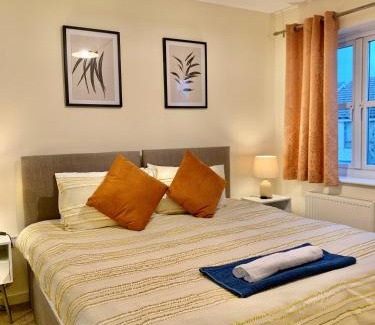 Reading House | Spacious & Stylish Stay - Perfect for Families & Contractors ! 3 Bedroom House in Reading upto 3 Free Parking !