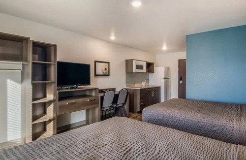Lowell Hotel | Spacious Suite with Full Kitchen Near War Eagle Mill and Daisy Air Gun Museum
