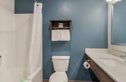 Lowell Hotel | Spacious Suite with Full Kitchen Near War Eagle Mill and Daisy Air Gun Museum