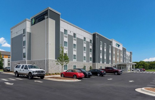 Lowell Hotel | Spacious Suite with Full Kitchen Near War Eagle Mill and Daisy Air Gun Museum