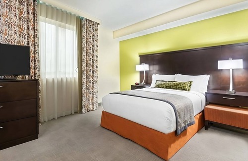 Seybold Hotel | Spacious Suites Perfect for Quick Miami Trips | Free Shuttle to Airport, Pool!