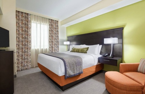 Seybold Hotel | Spacious Suites Perfect for Quick Miami Trips | Free Shuttle to Airport, Pool!