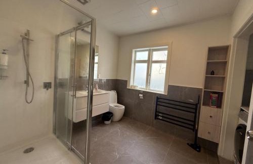 Lyall Bay House | Spacious Surf-side 4 bedroom Retreat