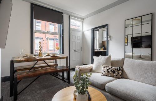 Leeds Apartment | Spacious Three-Bedroom Apartment in Leeds